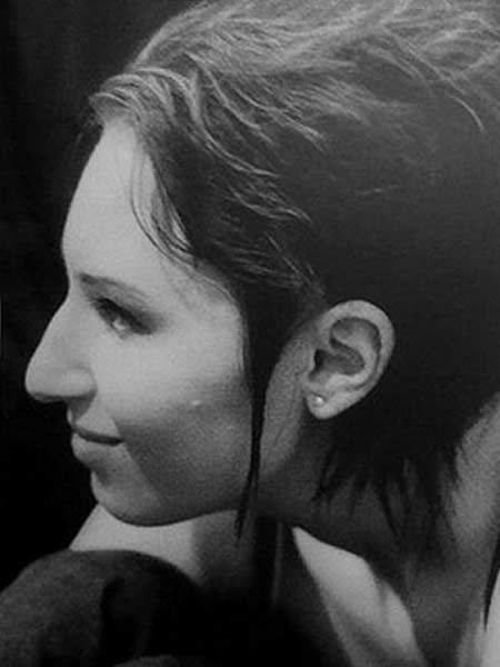 Porträt einer jungen Frau* mit Behinderung, fotografiert in Schwarz-Weiß.